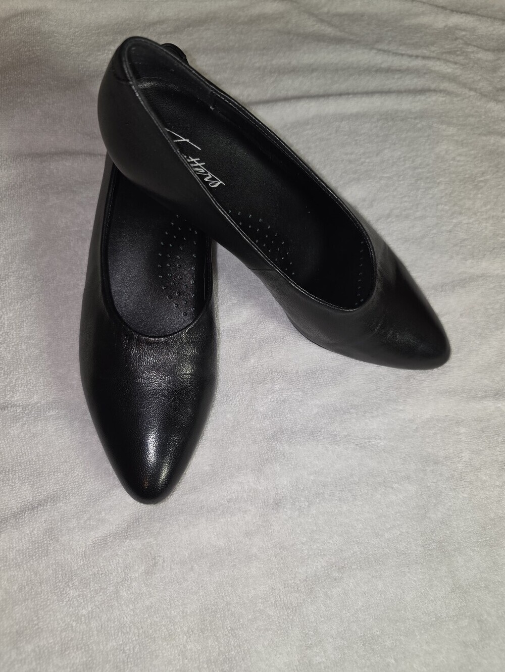 Trotters Kari Black Leather Pointed Toe Pumps Low Block Heels Comfort 7M